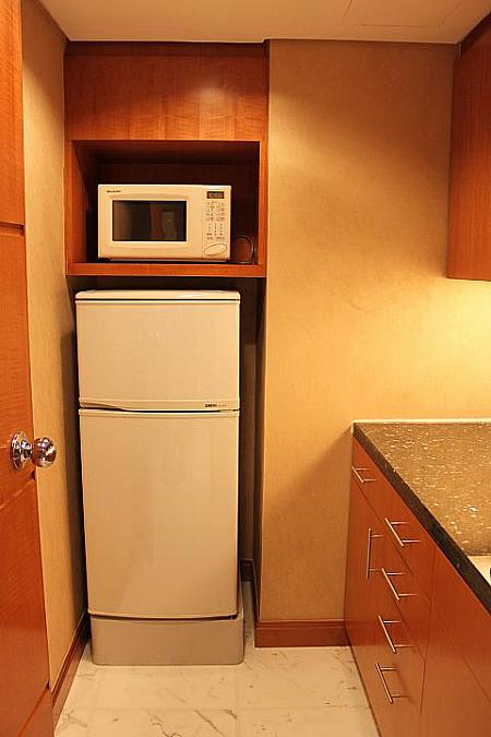 小さいキッチンと冷蔵庫もあります
