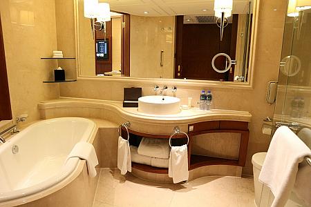 バスルーム内は、バスタブ、洗面台、シャワーブース、お手洗いがあります。