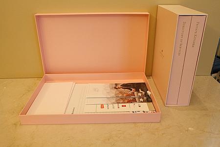 ランガム・ピンクと呼ばれる薄い綺麗なピンク。箱の中には筆記用具が。
