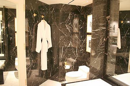 バスルームは深い緑色の大理石に金色と白のコンセプトが豪華。