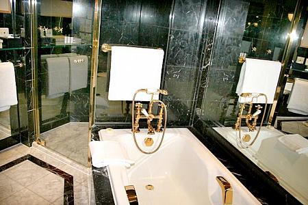 お風呂は普通のお部屋と同じ内装で、少し広めです。