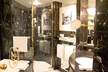 バスルームは深い緑色の大理石に金色と白のコンセプトが豪華。