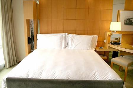 ベッドは勿論キングサイズ、普通のお部屋でもベッド周りはゆったりしています。