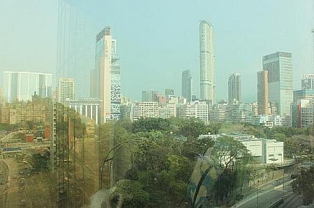 窓の外は尖沙咀や九龍公園を見下ろす風景