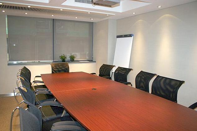小規模なミーティングが行える会議室も備えています。
