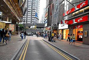 1. MTR港島線銅鑼灣のA出口から出たらタイムズスクエアです。タイムズスクエアの前の道を左に行きます。