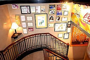 ロビーに続く階段には、かつてこのホテルを訪れた国際的スターの写真やサインがいっぱい飾られています。 