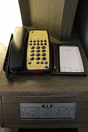 室内電話。ホテル内各所へはワンプッシュです。