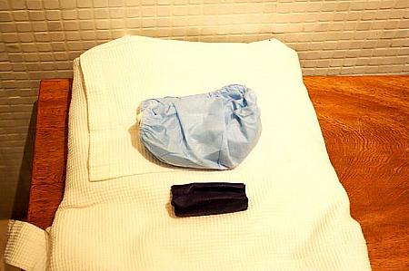 さっそく更衣室でバスローブと紙の下着に着替えます。