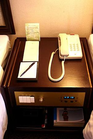 電話は2台あります。日本語での表示はありますが、日本語でのサービスはありません。
