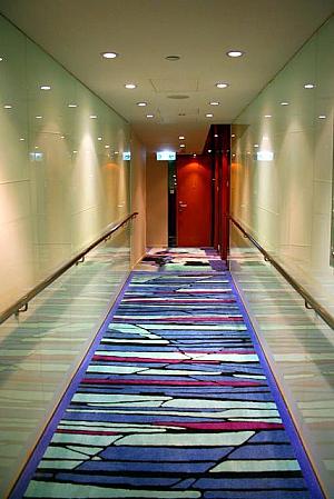 カラフルな絨毯を使用したユニークなデザイン。
