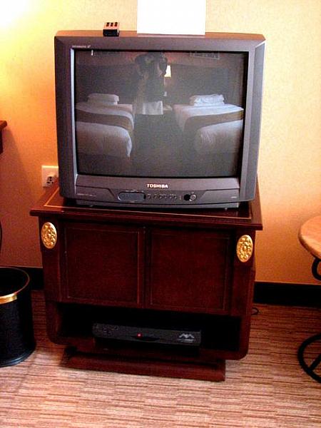 客室内のテレビでは、NHKや香港のテレビを見ることができます。 
