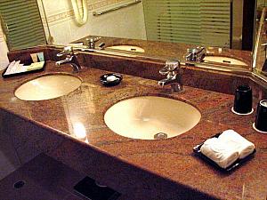 すべての客室のバスルームにはバスタブがついています。シャワーは壁に固定式なので少し不便かもしれません。