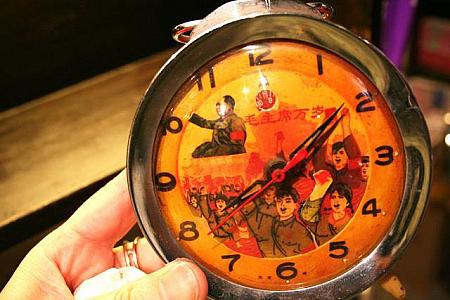 秒針の代わりに共産党員の腕が動く時計。動きがかわいいんです。　HK$480