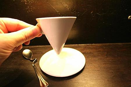 アイスクリームのスコーンのようにとんがったカップ。こちらもユニーク。下の土台にさして置きます。 HK$98　スプーン付き 