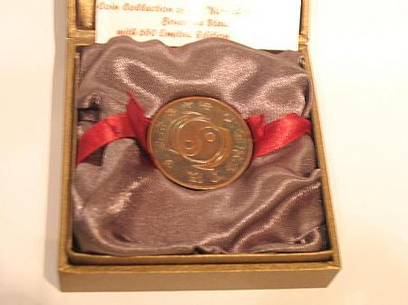 ブルース・リーの銅像落成記念の銅貨。650枚限定。
