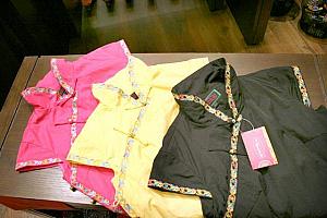 襟元と袖、そしてボタンがユニークなチャイナブラウス。ボタンは玉型の七宝焼きのボタンです。カラーはピンク、黄色、黒の3色。