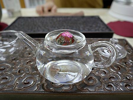 ナビも工芸茶（お花が咲くお茶）を初体験。ビックリしたのは、お茶にお湯を注ぐのではなく、あらかじめお湯が注いであるポットに、茉莉仙桃をポンと放り込むだけでよいとのこと。