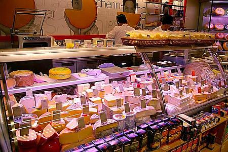 チーズのコーナーも充実度満点。こんな大きなチーズ、みたことありませんね。その場で、量り売り可能です！