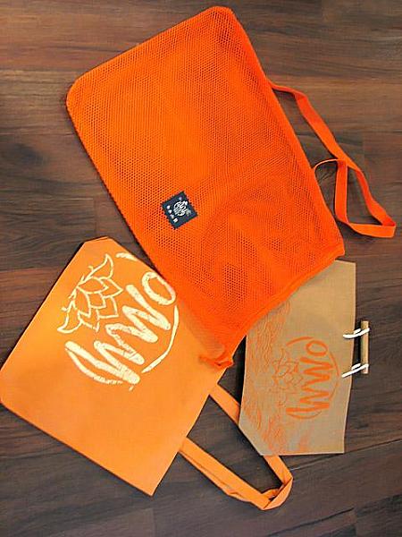 買い物を入れるショッピングバッグと紙袋。オレンジ色のものは洗濯袋としてリサイクルできます。 