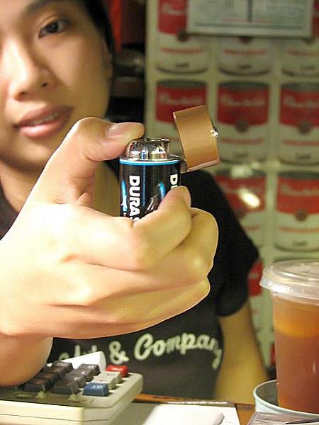 言われないと分らなかったですが、ずらりと並んでいるこの単１電池はなんと、ライターです。HK$35
