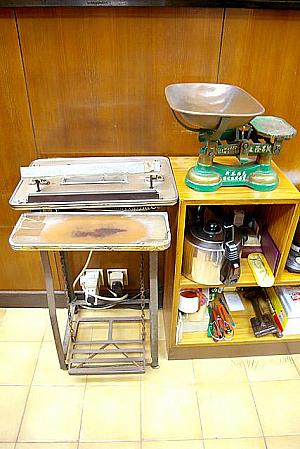 今も使用されている秤と、お茶を包装密閉する機械。超レアもの！ 
