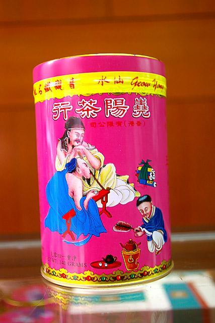キッチュな中国の絵が描かれたピンクの缶がレトロで、観光客に一番人気の鉄観音茶。＄127.5。 
