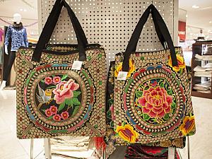 民族衣装っぽい刺繍のバッグ($320)
