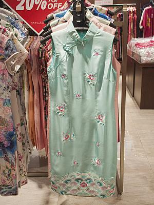 涼しげな夏向きチャイナドレス($1650)