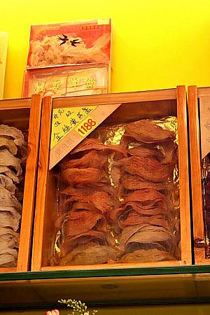 血燕（紅色燕窩）<br>
小魚や虫などを食すツバメ
一箱HK$1188