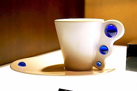 独創的なコーヒーカップ。自分だけのお茶の時間が欲しくなります。＄490、＄580