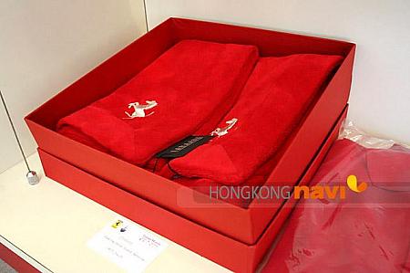 これはなんと真っ赤なバスローブ！迫力あります。還暦祝いに贈られたい？！HK$1764 