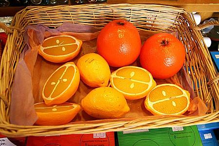まるで本物みたいなオレンジとレモンのキャンドル。かわいい！ナビも1個買ってしまいました。オレンジHK$25、レモン1個HK$20、半分HK$17 