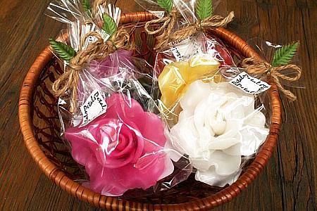 ローズの花びらをかたどったフローティングキャンドルは1個HK$15。 