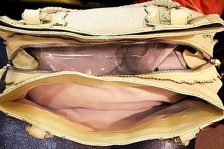 ラム革を使用したソフト＆ライトなハンドバッグ。バッグの中心とその両脇にもマグネット式のポケットがついていて、結構入ります。HK$1,200