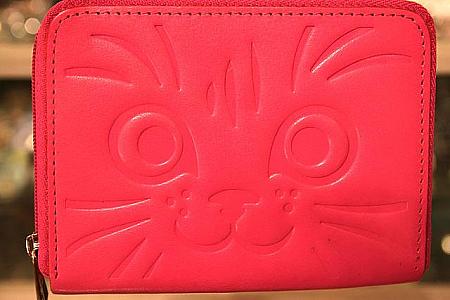 牛革のお財布は、ピンクが女の子らしいですね。裏には、猫の顔！HK$350