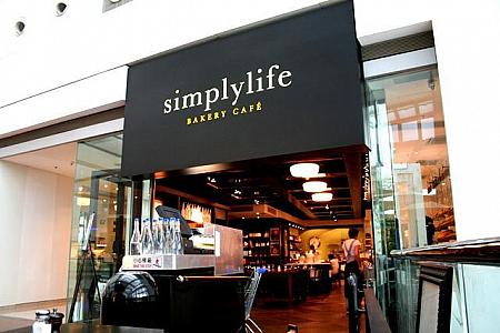 吹き抜けの中心にあるオープンカフェの『Simply life』は、ベーカリーでもあるので、焼き立てパンをそのままドリンクと一緒に楽しむこともできます。また、ランチやディナーも人気で、行列ができることもしばしば。特に週末などのディナーは予約が必要なほど。