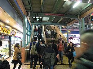 MTR旺角駅B3出口を出て、目の前のこのエスカレーターを上がります。