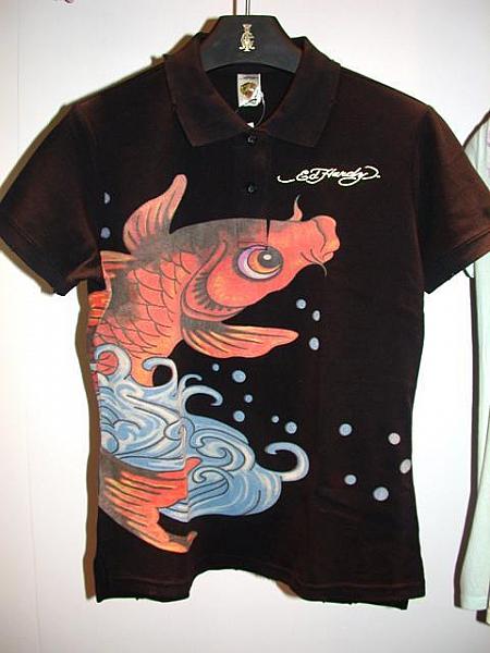 大きな鯉のポロシャツ HK$1,290。わざと素材に傷をつけてビンテージ風に。