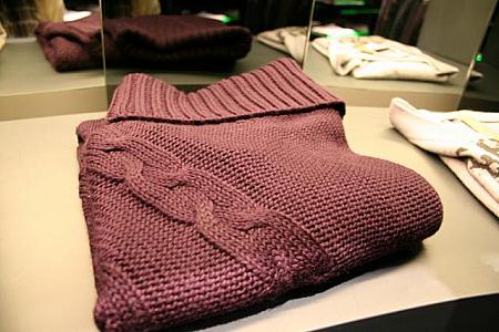 ざっくりとしたセーターは冬に大活躍しそう。シンプルなデザインはジーンズスタイルにガーリッシュなスタイルにも合いそうです。左HK$688、右HK$958