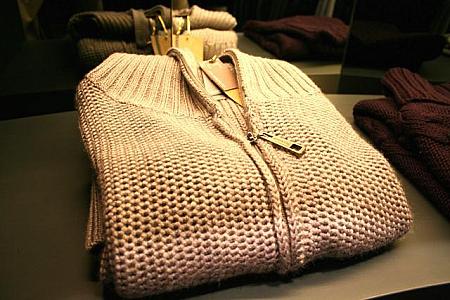 ざっくりとしたセーターは冬に大活躍しそう。シンプルなデザインはジーンズスタイルにガーリッシュなスタイルにも合いそうです。左HK$688、右HK$958