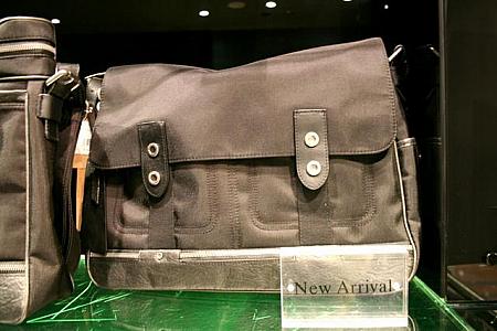 小ぶりなショルダーバッグは休日のお出かけにちょうどいいサイズ HK$868