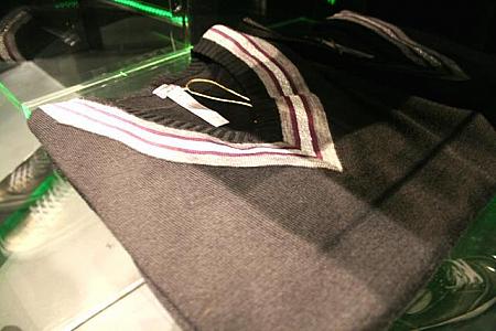 Vネックの薄手のセーター　それぞれHK$588