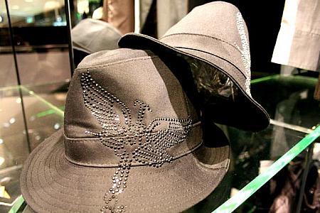大胆にロゴがあしらわれたグレーの帽子はHK$468。同じデザインでも山の高いものと幅広のものと数種類あります