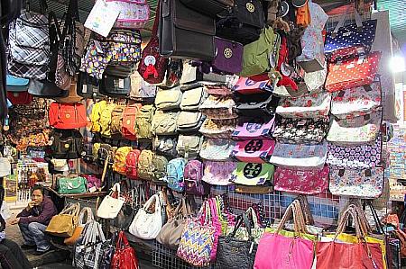『女人街』と同じようなバッグや民族調のお土産品も！