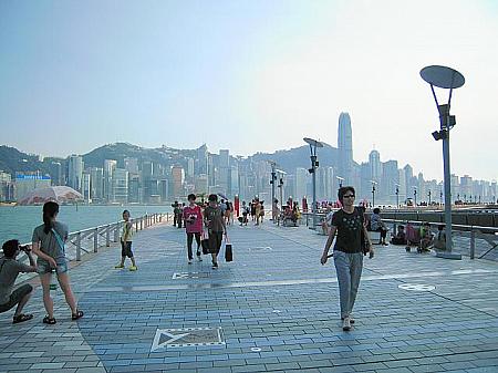 アベニューの道には、香港を代表するスターの手形