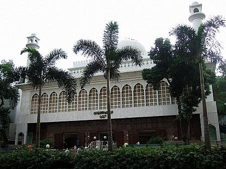 大きな白い建物は『九龍モスク（九龍清眞寺）』。金曜の礼拝の時間には、普段に増して多くのイスラム教徒が出入りして、異国情緒を感じさせてくれます。
