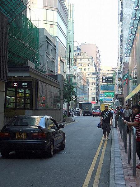 『麼地道（Mody Rd.）』との角にはMTR荃灣線『尖沙咀（Tsim Sha Tsui）』駅とMTR東鐡線『尖東（East Tsim Sha Tsui ）』駅を繋ぐ地下道への入り口があります。