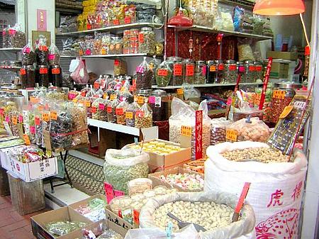これは、乾物のお菓子屋さん。ドライフルーツやピーナッツ、種、豆類などなど、いろんな乾物菓子が売られています。全て量り売りです。