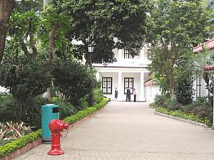 右手方向にある白い建物は、茶具文物館（Museum of Tea Ware）と羅桂祥茶芸館（K.S.Lo Gallery）です。